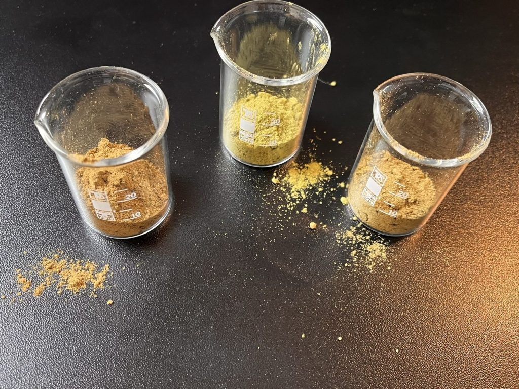 Kratom Pulver der Sorten Red, Yellow und White in drei Bechergläsern
